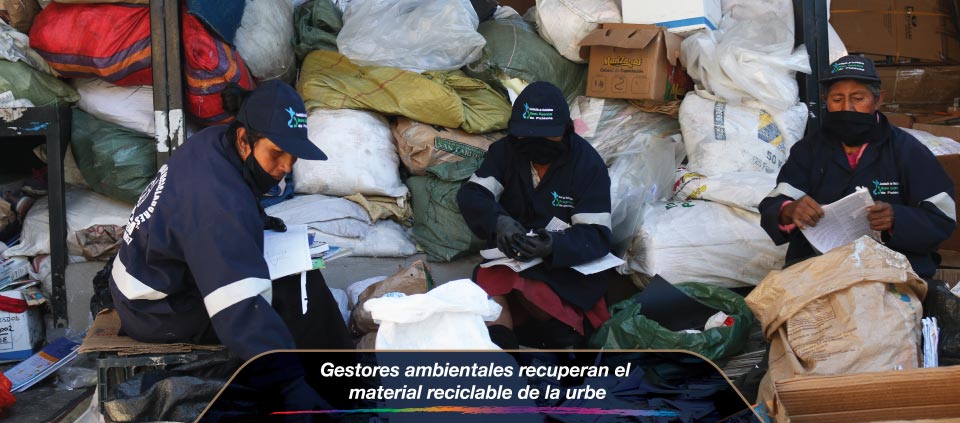 Gestores ambientales recuperan el material reciclable de la urbe